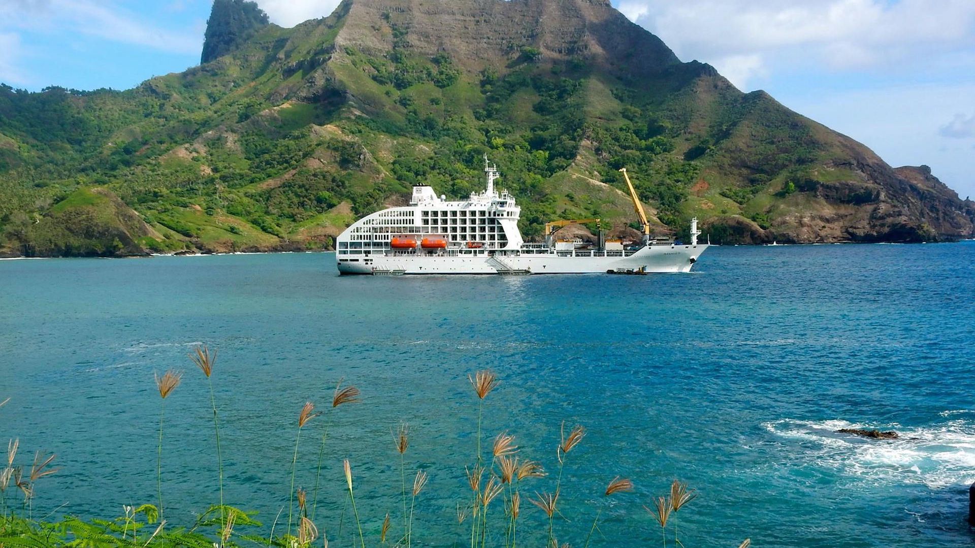 Aranui 5 cruising Tahiti